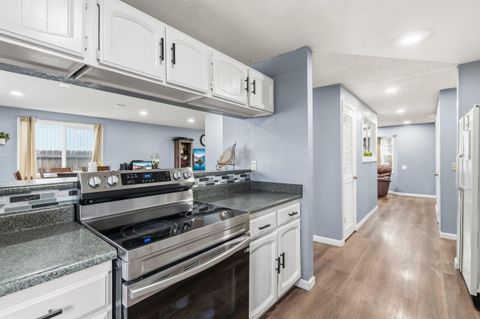 Tiny photo for 1960 Hutchins Circle, Medford, OR 97504 (MLS # 220214319)