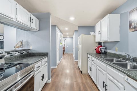 Tiny photo for 1960 Hutchins Circle, Medford, OR 97504 (MLS # 220214319)