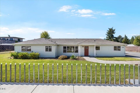 Photo of 1225 Corona Avenue, Medford, OR 97504 (MLS # 220229176)