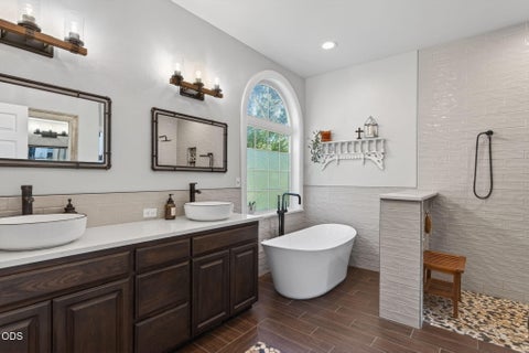 Tiny photo for 1433 NW 77th ST, Redmond, OR 97756 (MLS # 220222632)