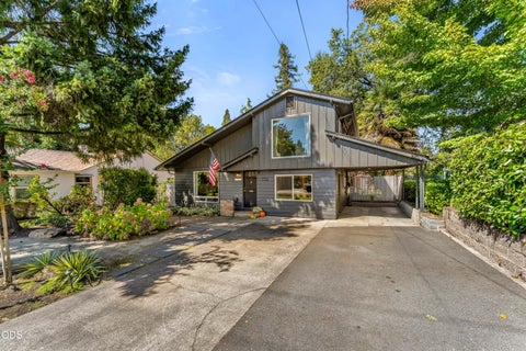 Photo of 732 NW 4th Street, Grants Pass, OR 97526 (MLS # 220228836)