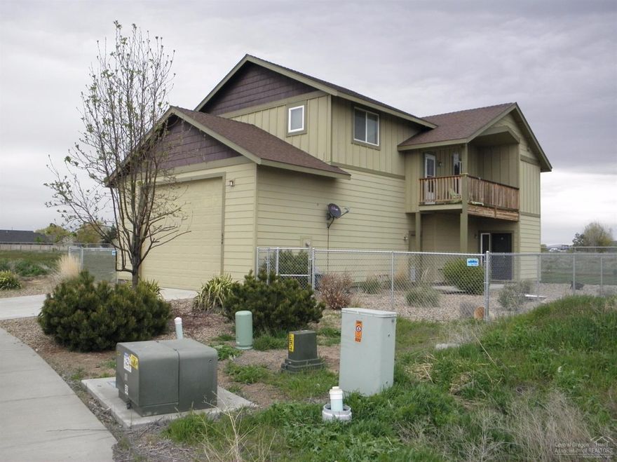 Nice home in quiet neighborhood, yard is completely fenced, enjoy those views of Mt. Hood from the dining room windows and the Ochocos from the living room. Just minutes from Lake Billy Chinook and Lake Simtustus for fishing or water sports.