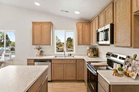 Tiny photo for 895 SE Starview Avenue SE, Madras, OR 97741 (MLS # 220219236)