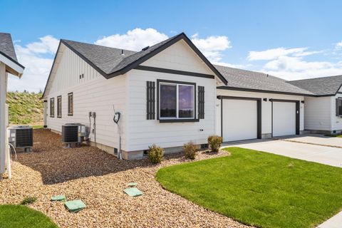 Photo of 895 SE Starview Avenue SE, Madras, OR 97741 (MLS # 220219236)