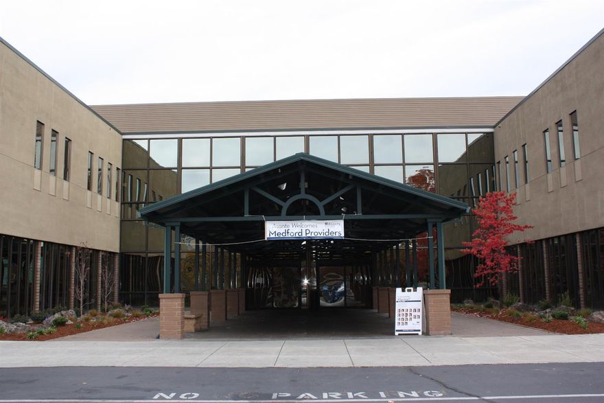 Multi-tenant Office building across the street from Rogue Regional Medical Center