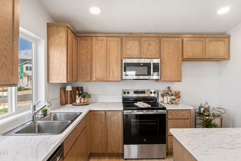Tiny photo for 895 SE Starview Avenue, Madras, OR 97741 (MLS # 220224227)