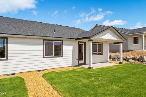 Tiny photo for 895 SE Starview Avenue, Madras, OR 97741 (MLS # 220224227)