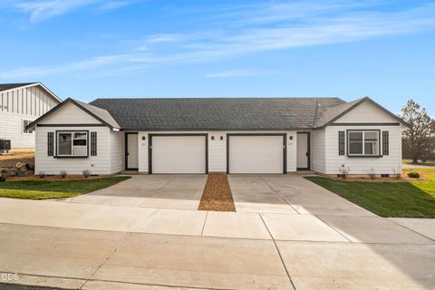 Photo of 895 SE Starview Avenue, Madras, OR 97741 (MLS # 220224227)