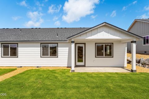 Tiny photo for 895 SE Starview Avenue, Madras, OR 97741 (MLS # 220224227)