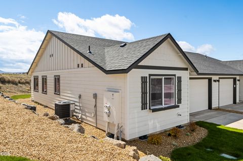 Tiny photo for 895 SE Starview Avenue, Madras, OR 97741 (MLS # 220224227)