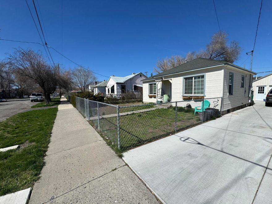 Nestled in the heart of Klamath Falls, this charming three-bedroom, one-bathroom cottage offers a serene retreat close to colleges, the hospital, and grocery stores, walking trails, lakes, and streams nearby, it's perfect for nature lovers. Enjoy the nicely fenced back and front yards, plus the convenience of a one-car garage.