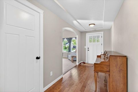 Tiny photo for 500 Antilles Lane, Medford, OR 97501 (MLS # 220220199)