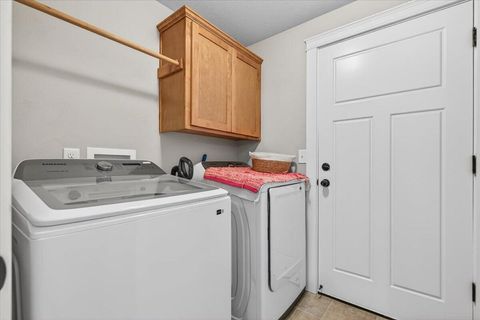 Tiny photo for 500 Antilles Lane, Medford, OR 97501 (MLS # 220220199)