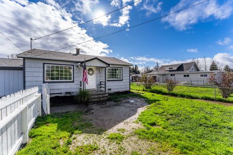Tiny photo for 1107 SW Bridge Street, Grants Pass, OR 97526 (MLS # 220215633)