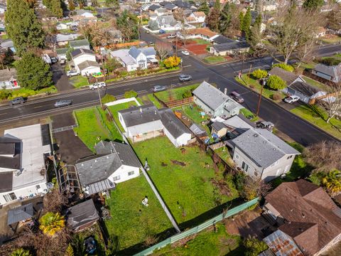 Tiny photo for 1107 SW Bridge Street, Grants Pass, OR 97526 (MLS # 220215633)