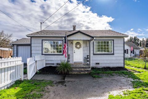 Tiny photo for 1107 SW Bridge Street, Grants Pass, OR 97526 (MLS # 220215633)