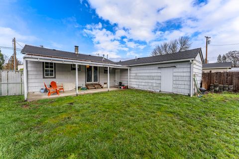 Tiny photo for 1107 SW Bridge Street, Grants Pass, OR 97526 (MLS # 220215633)