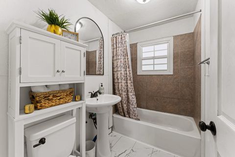 Tiny photo for 1107 SW Bridge Street, Grants Pass, OR 97526 (MLS # 220215633)