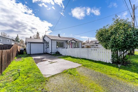 Photo of 1107 SW Bridge Street, Grants Pass, OR 97526 (MLS # 220215633)