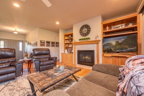 Tiny photo for 333 NE Knickerbocker Avenue, Redmond, OR 97756 (MLS # 220220081)