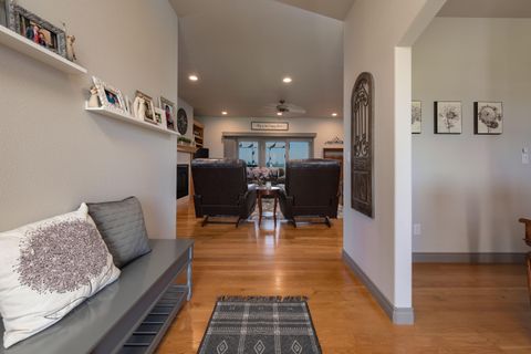 Tiny photo for 333 NE Knickerbocker Avenue, Redmond, OR 97756 (MLS # 220220081)