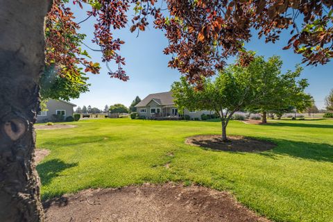 Tiny photo for 333 NE Knickerbocker Avenue, Redmond, OR 97756 (MLS # 220220081)