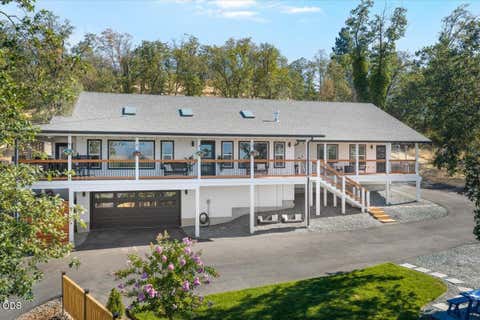 Photo of 236 NW Canyon View Drive, Grants Pass, OR 97526 (MLS # 220227344)