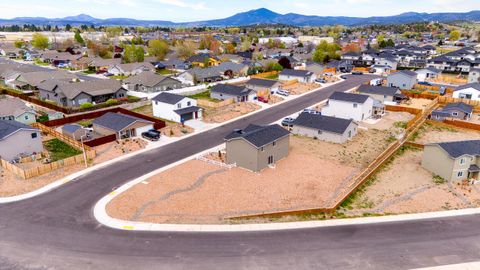 Tiny photo for 1088 NE Cobbleridge Loop NE, Prineville, OR 97754 (MLS # 220219391)