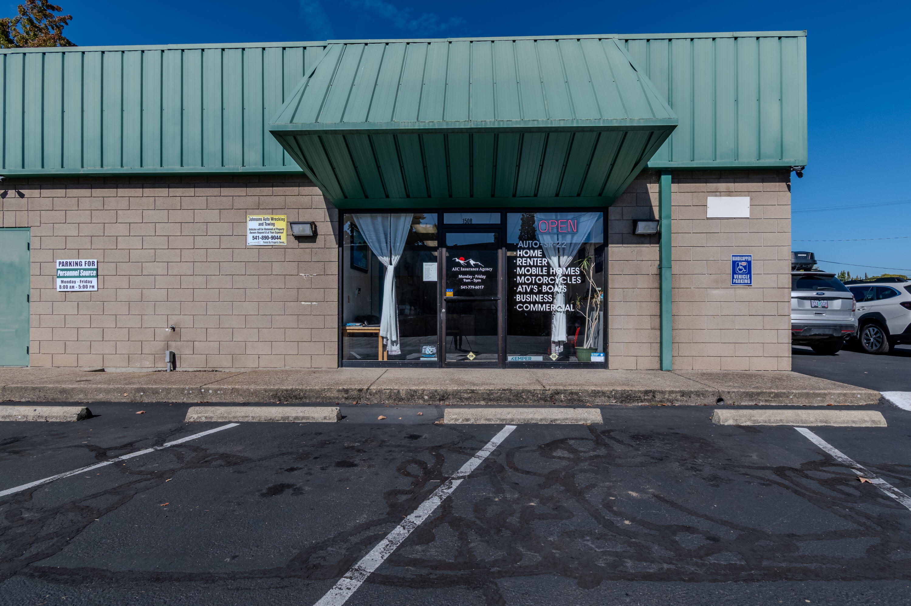 Main image without alt text