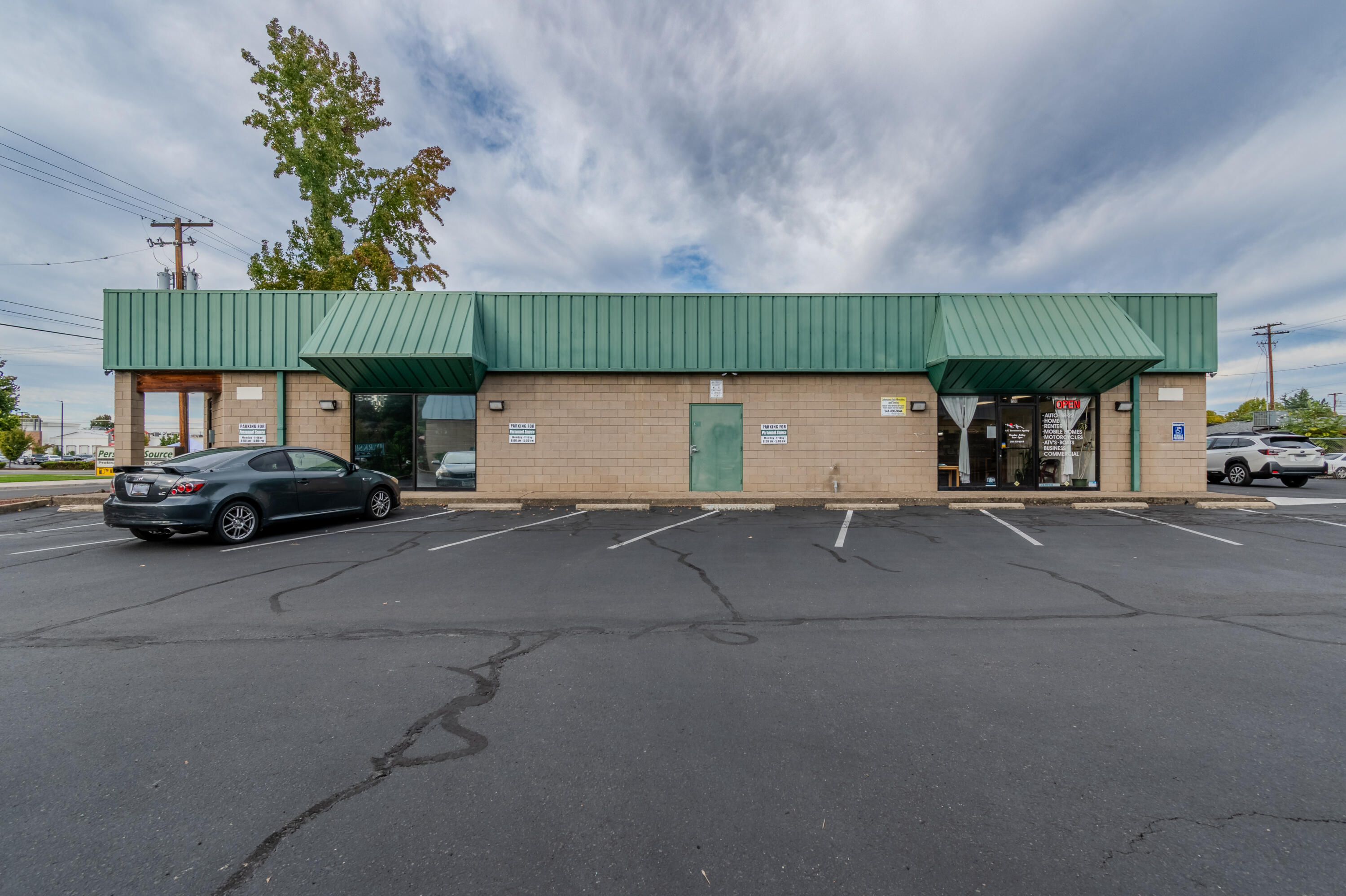 Main image without alt text