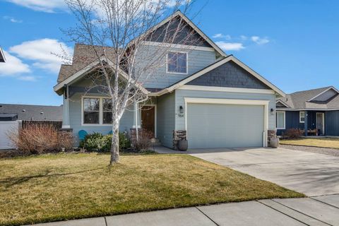 Photo of 964 SW 25th Lane, Redmond, OR 97756 (MLS # 220217157)