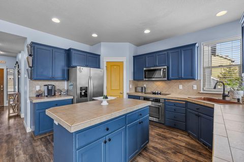 Tiny photo for 964 SW 25th Lane, Redmond, OR 97756 (MLS # 220217157)