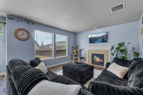 Tiny photo for 964 SW 25th Lane, Redmond, OR 97756 (MLS # 220217157)