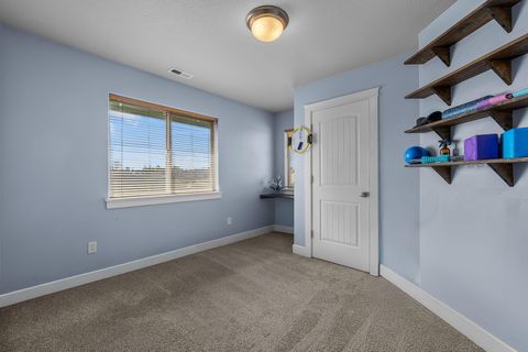 Tiny photo for 964 SW 25th Lane, Redmond, OR 97756 (MLS # 220217157)