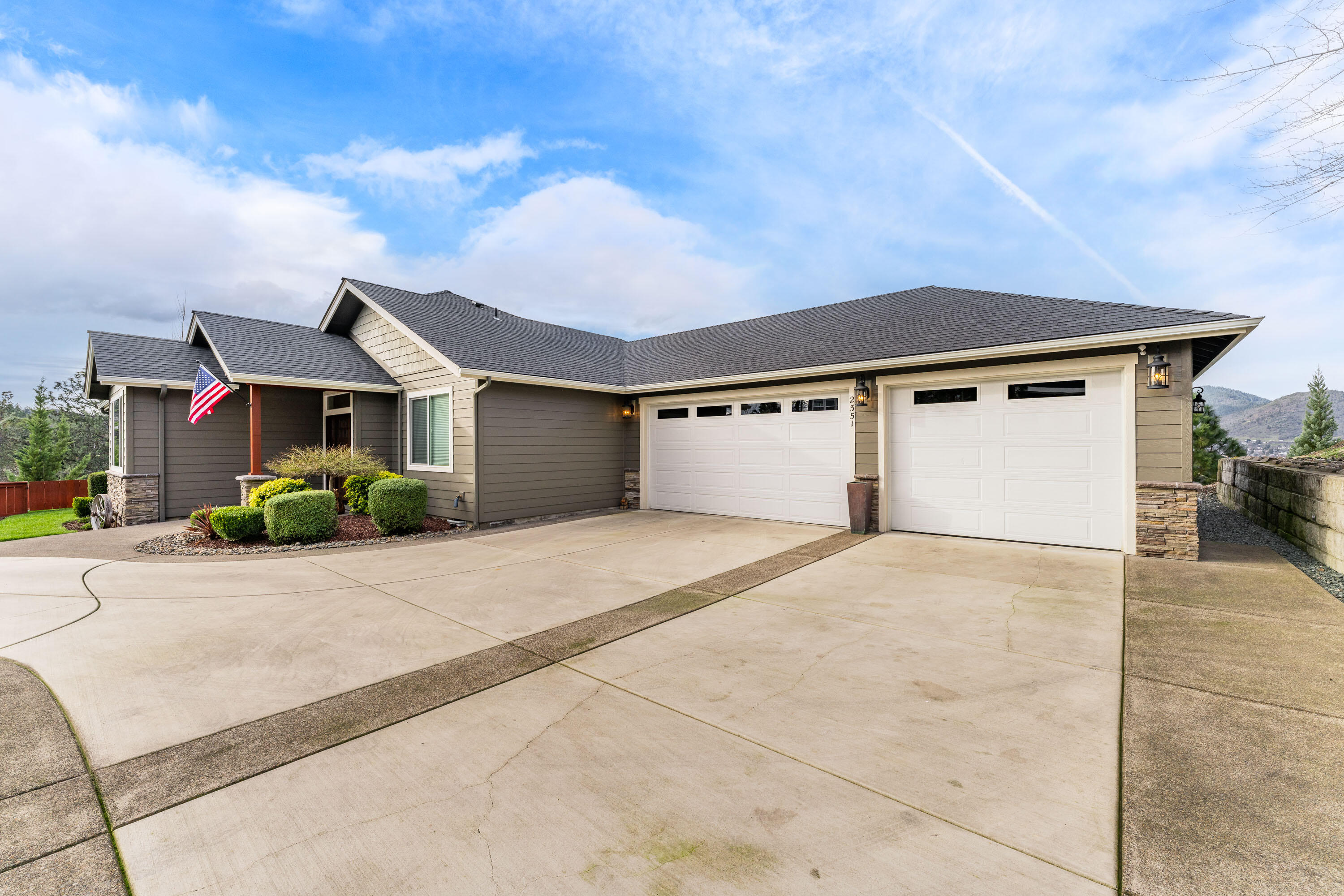 2351 Robertson Crest