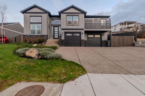 Tiny photo for 531 W La Strada Circle, Medford, OR 97504 (MLS # 220212404)