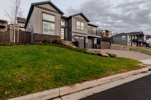 Tiny photo for 531 W La Strada Circle, Medford, OR 97504 (MLS # 220212404)