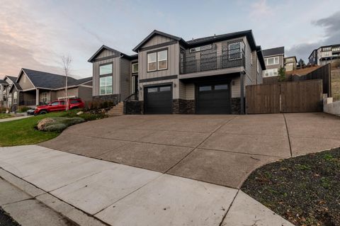 Tiny photo for 531 W La Strada Circle, Medford, OR 97504 (MLS # 220212404)