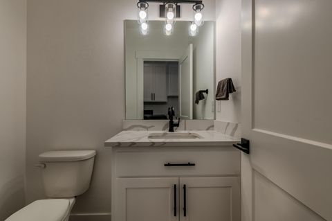 Tiny photo for 531 W La Strada Circle, Medford, OR 97504 (MLS # 220212404)