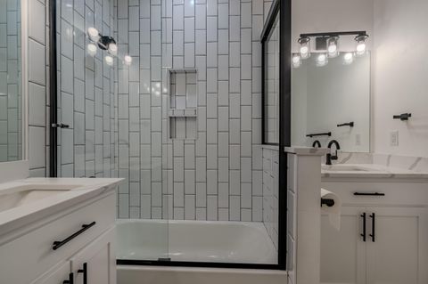 Tiny photo for 531 W La Strada Circle, Medford, OR 97504 (MLS # 220212404)