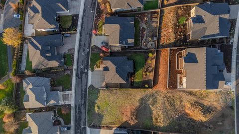 Tiny photo for 531 W La Strada Circle, Medford, OR 97504 (MLS # 220212404)