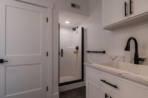 Tiny photo for 531 W La Strada Circle, Medford, OR 97504 (MLS # 220212404)