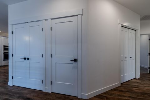 Tiny photo for 531 W La Strada Circle, Medford, OR 97504 (MLS # 220212404)