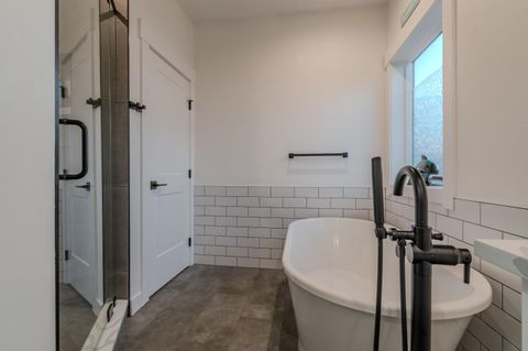 Tiny photo for 531 W La Strada Circle, Medford, OR 97504 (MLS # 220212404)