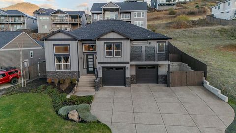 Photo of 531 W La Strada Circle, Medford, OR 97504 (MLS # 220212404)