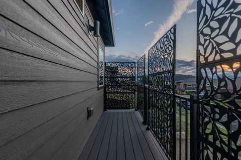 Tiny photo for 531 W La Strada Circle, Medford, OR 97504 (MLS # 220212404)