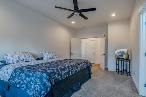 Tiny photo for 531 W La Strada Circle, Medford, OR 97504 (MLS # 220212404)