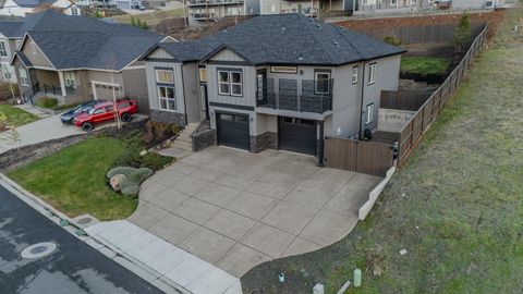 Tiny photo for 531 W La Strada Circle, Medford, OR 97504 (MLS # 220212404)