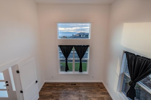 Tiny photo for 531 W La Strada Circle, Medford, OR 97504 (MLS # 220212404)