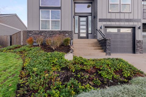 Tiny photo for 531 W La Strada Circle, Medford, OR 97504 (MLS # 220212404)